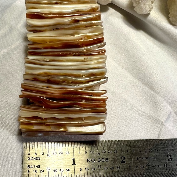 Vintage Mother of pearls Natural Shell stretch Bracelet. - Picture 8 of 9